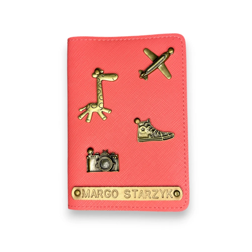 etui okładka pokrowiec na paszport personalizowany prezent dla podróżnika łososiowe.webp