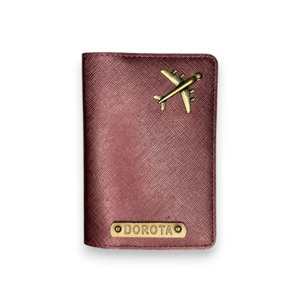 personalizowane etui na paszport śliwkowe.webp