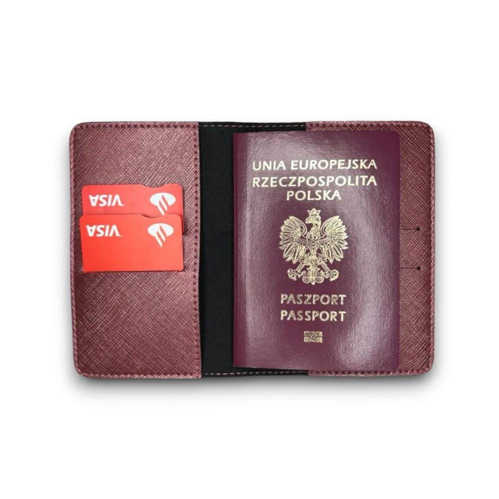 personalizowane etui na paszport śliwkowe.webp