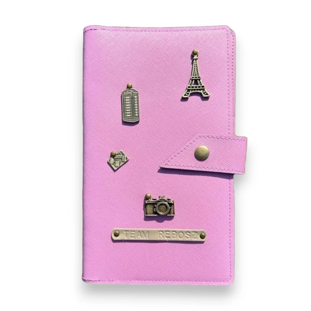 PERSONALIZWANE ETUI NA PASZPORT DLA PAR W KOLORZE LAWENDOWYM (2).webp