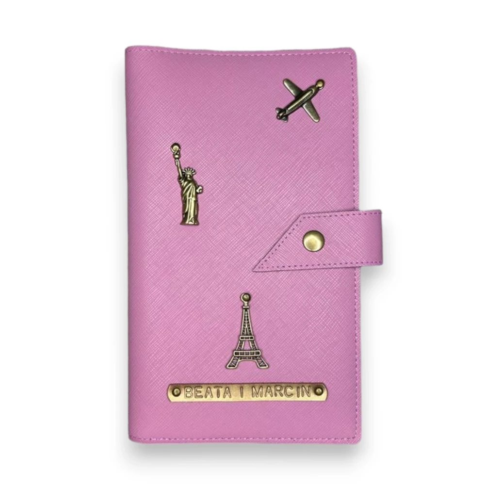 PERSONALIZWANE ETUI NA PASZPORT DLA PAR W KOLORZE LAWENDOWYM.webp