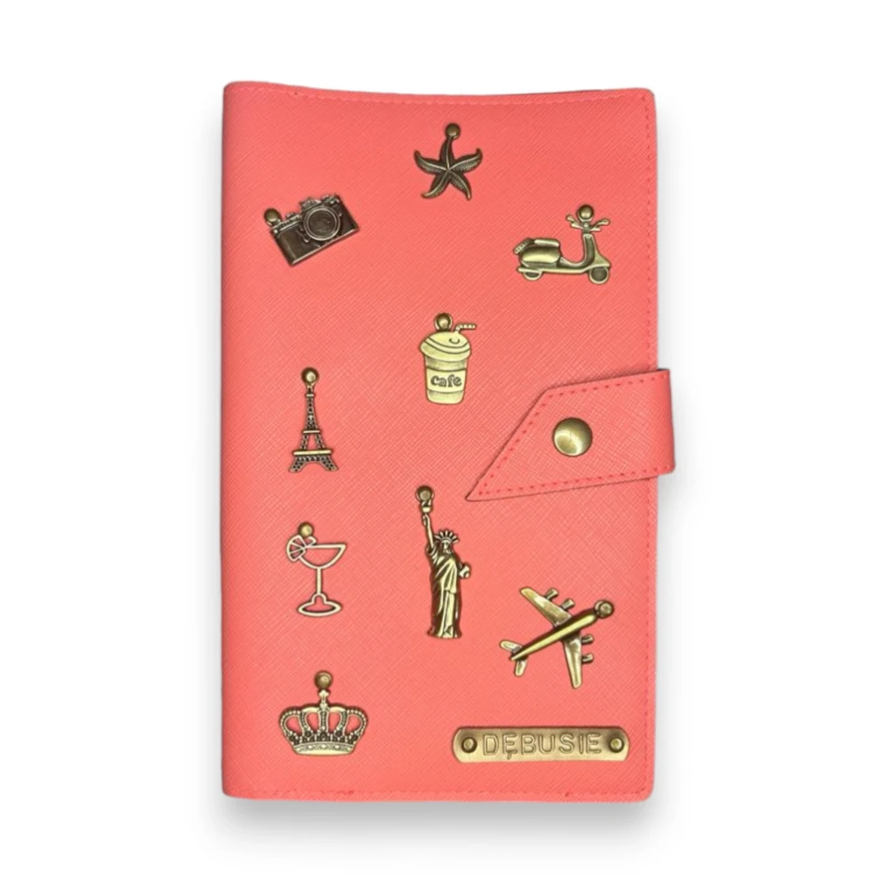 personalizowane etui na paszport dla par  łososiowe pokrowiec na dwa paszporty bilety lotnicze i karty kredytowe.webp