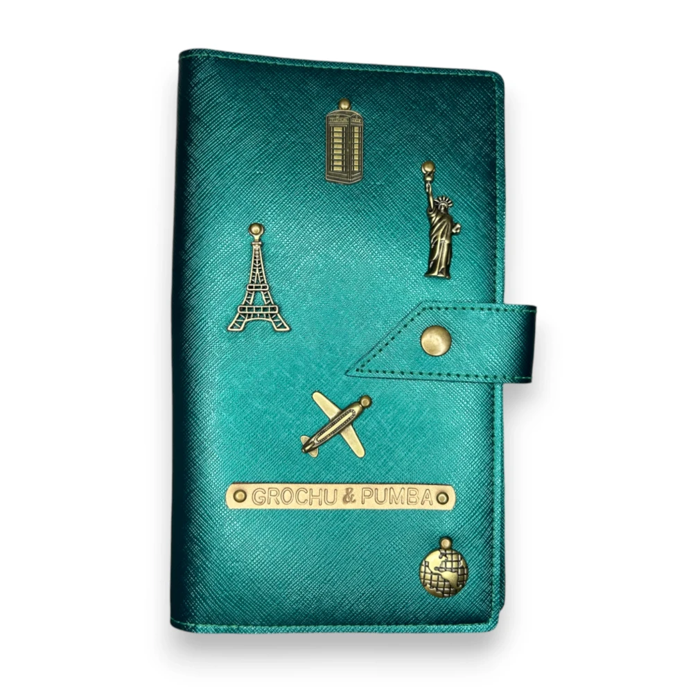 personalizowane etui na paszport dla par szmaragdowe prezent dla podróżnika.webp