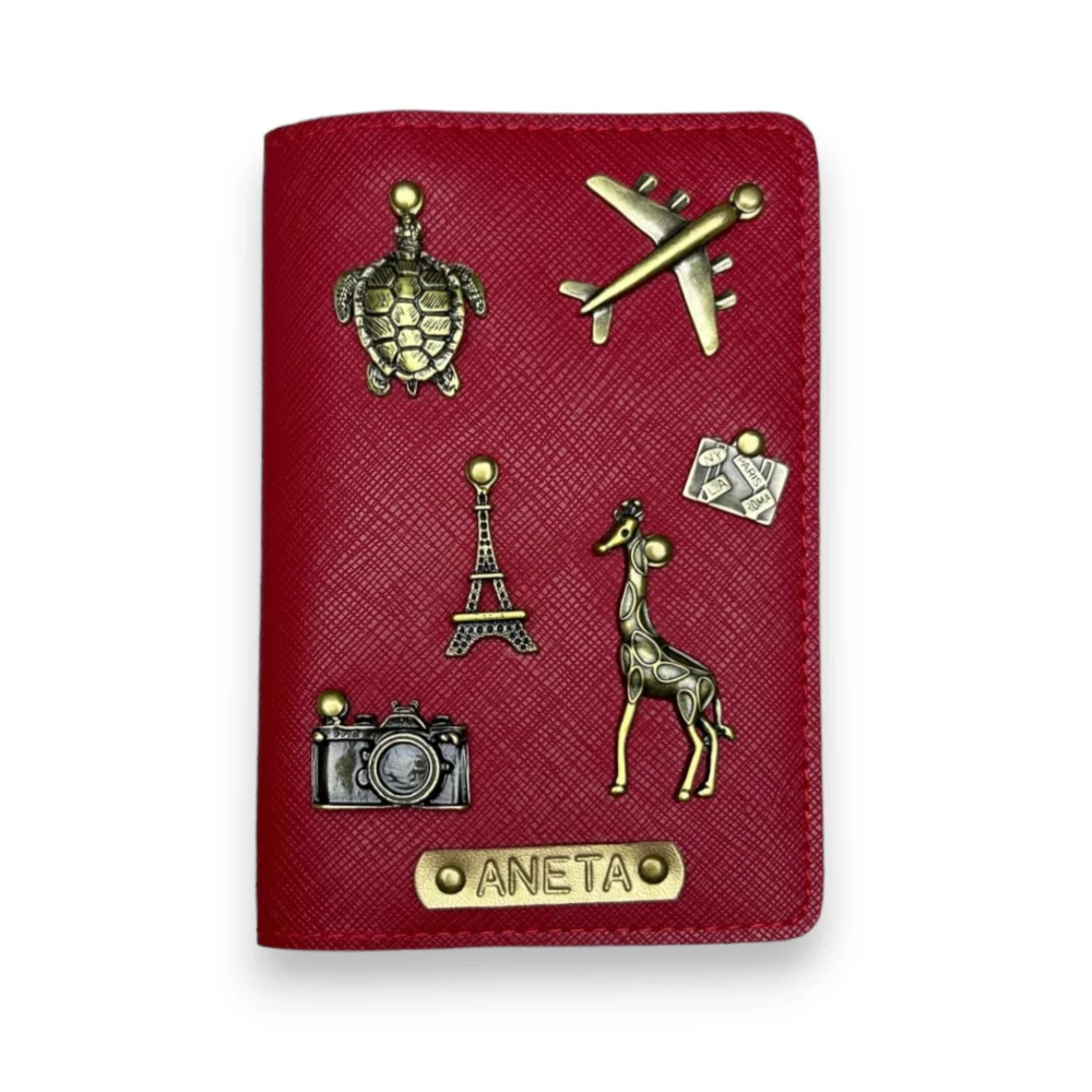 napis na rzemyku ; etui na  paszport.webp