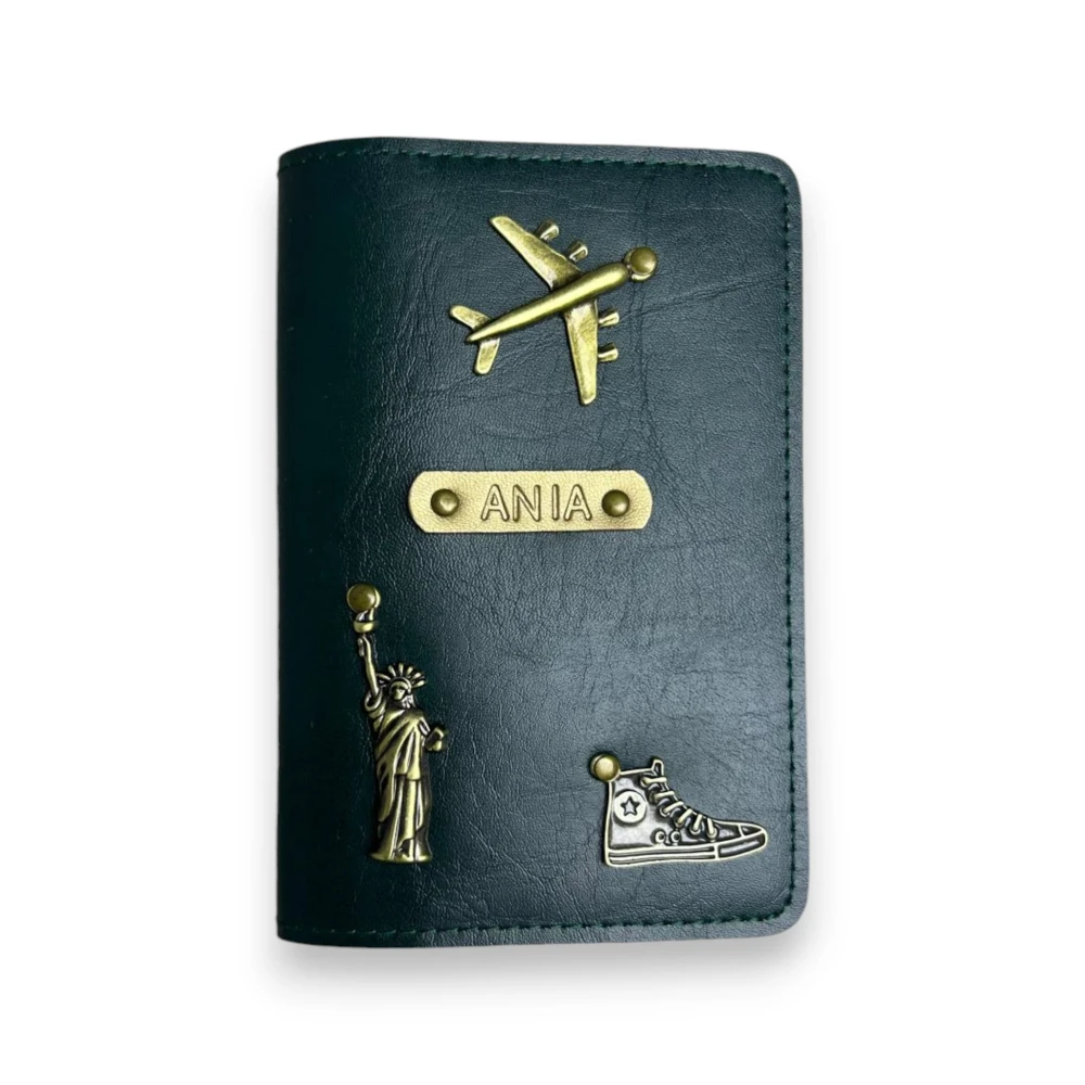 personalizowane etui na  paszport - butelkowa zieleń.webp