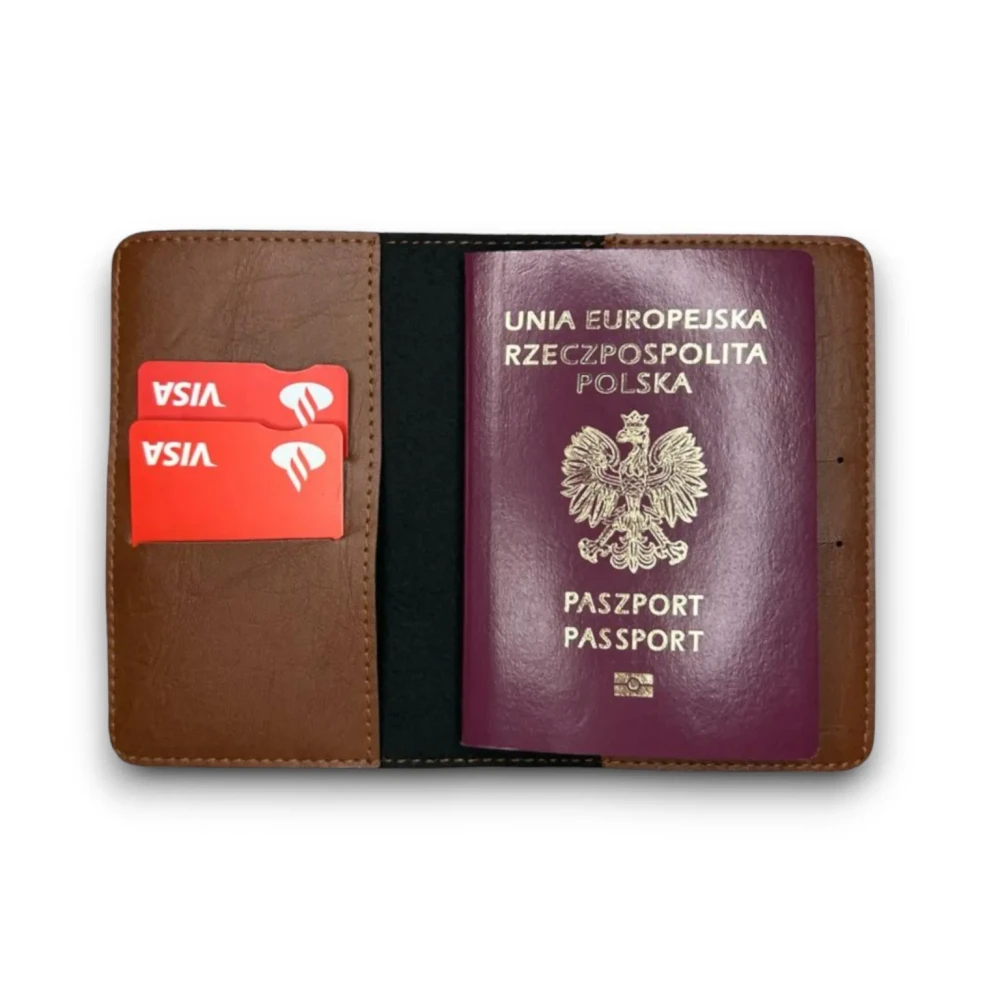 etui zawieszka okladka do paszportu na karty kredytowe i inne dokumenty brandy.webp